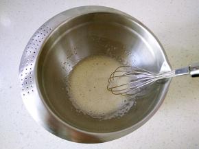 4用手动打蛋器搅拌糖融化，出现大泡泡。