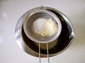 5筛入杏仁粉和低筋面粉。