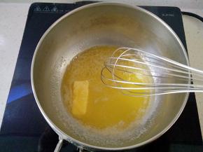 7黄油加入奶锅小火加热。