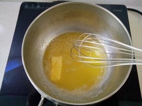 7黄油加入奶锅小火加热。