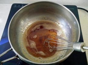 8煮到焦糖色，有香味出来，离火，立马隔冷水降温，（防止继续升高温度）。
