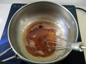8煮到焦糖色，有香味出来，离火，立马隔冷水降温，（防止继续升高温度）。