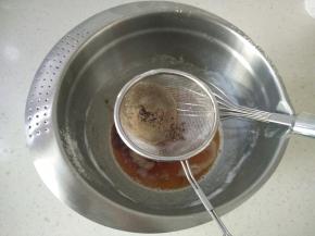 9降温到50度左右，过滤倒入面糊中，搅拌均匀。