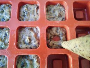 11挤入模具八分满。