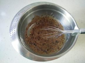 10加入步骤一中切碎的巧克力，再搅拌均匀，将面糊装入裱花袋并剪小口。