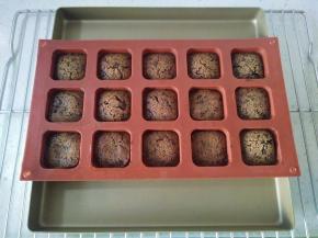 12放入预热好的烤箱上下190度，烘烤10～13分钟，表面金黄即可出炉。