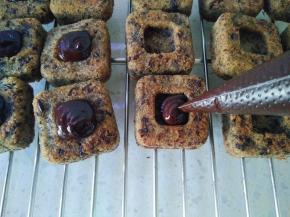 15把蛋糕翻过来底部朝上，将甘纳许挤入蛋糕空格处。