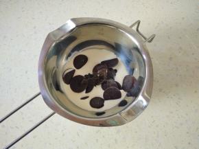 14淡奶油加入蜂蜜和巧克力隔温水加热，搅拌巧克力融化，装入裱花袋。