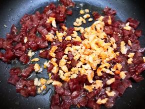 加入海米翻炒出香味