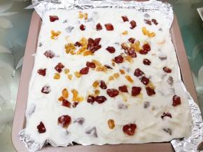 倒入蒸盘里，剩下的腊肠海米丁铺在表面