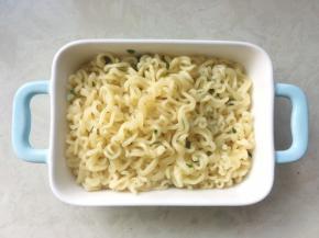 将煮好的方便面捞至焗盘内，带一点点汤汁，以免方便面太干
