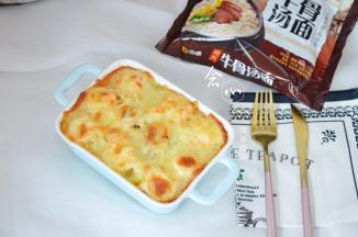 出炉就可以吃啦，方便面跟芝士搭配在一起，也是特别的美味的