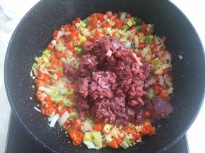 加入腌制好的牛肉