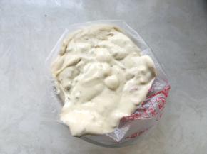 将翻拌好的面糊装入裱花袋，平底锅小火加热 