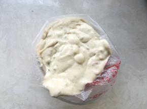 将翻拌好的面糊装入裱花袋，平底锅小火加热 