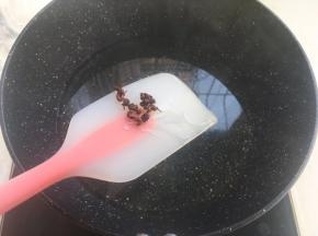 之后用筷子将花椒夹出来扔掉
