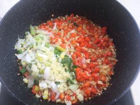 加入葱末跟姜末，继续翻炒一会
