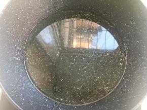 锅内加入植物油，小火加热
