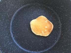 面糊接触平底锅面结成成膜，用刮刀小心翻个面，继续煎成金黄色