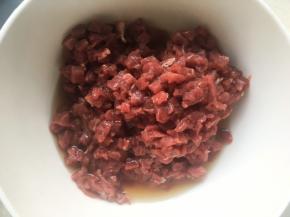 将切好牛肉丁装碗内，加料酒搅拌均匀，腌制半个小时
