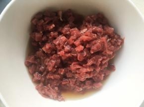 将切好牛肉丁装碗内，加料酒搅拌均匀，腌制半个小时
