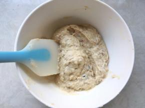 用刮刀压拌均匀