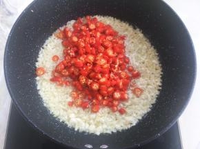 之后加入辣椒碎末，一起翻炒2分钟
