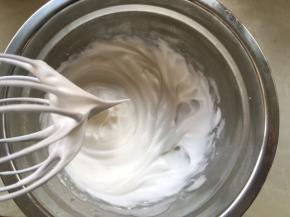 蛋白加几滴柠檬汁，分三次加入细砂糖，将蛋白打发至干性便硬一点的发泡，打蛋器提起有个小三角 