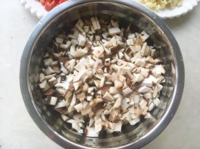 香菇洗干净，滤干水份，切成碎末备用
