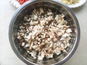 香菇洗干净，滤干水份，切成碎末备用
