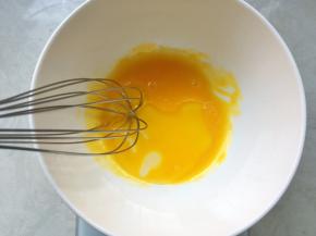 加入玉米油，搅拌均匀 