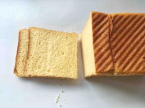 准备一个个人平时比较爱吃的吐司，将吐司切成厚度均匀的4片，厚度不要超过10厘米，片太厚，入多士炉后很难弹起