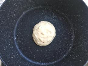 平底锅有热度时，裱花袋用剪刀剪开一个口，稍微大一点就行，在平底锅内挤上适量的面糊，小火加热 