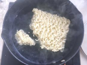 小锅内加水烧开，加入方便面
