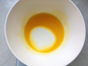 加入淡奶油搅拌均匀