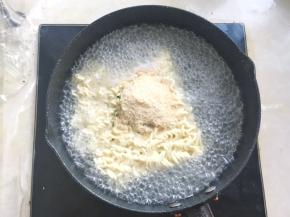 加入方便面的调料包，小火煮3、4分钟
