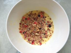 加入草莓黑醋栗燕麦片，搅拌均匀 