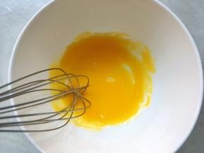 用蛋抽将蛋黄打散 