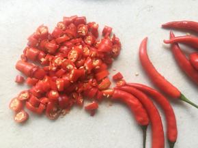 辣椒洗干净，切碎末，之后装盘内备用
