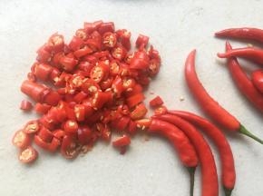 辣椒洗干净，切碎末，之后装盘内备用

