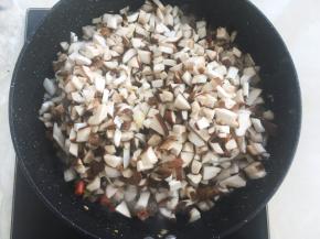 加入香菇碎，翻炒至香菇碎变软，大概有个3分钟左右
