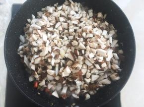 加入香菇碎，翻炒至香菇碎变软，大概有个3分钟左右
