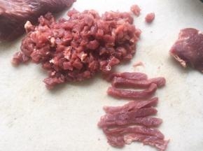 新鲜牛肉洗干净，剔除牛筋，将牛肉切成小丁，大小约为0.5立方左右
