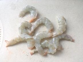 海虾洗干净剥掉虾壳
