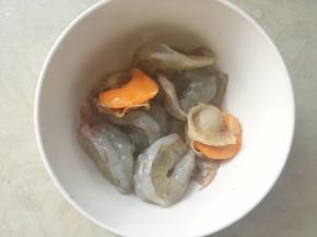 扇贝洗干净，也放入小碗内，一起泡料酒腌半个小时
