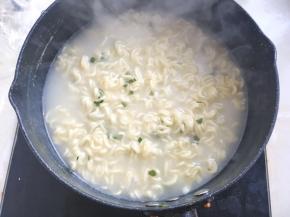 煮好的方便面，汤汁白白的，骨汤味浓郁
