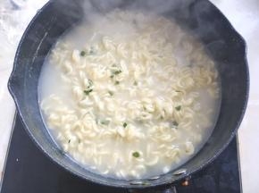 煮好的方便面，汤汁白白的，骨汤味浓郁
