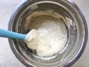 之后将翻拌好的面糊倒回蛋白盆中，继续翻拌均匀 