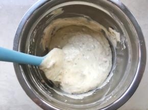 之后将翻拌好的面糊倒回蛋白盆中，继续翻拌均匀 