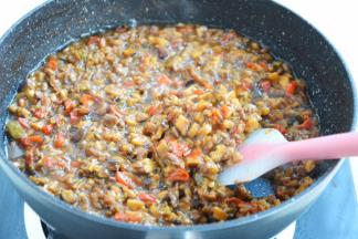 将汤汁收干，牛肉酱熬浓稠即可关火
